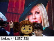 Ростовая фигура главного героя одноименного фильма "Чебурашка" на стенде Краснодарского края на выставке-форуме "Россия" на ВДНХ в городе Москве, Россия (2023 год). Редакционное фото, фотограф Николай Винокуров / Фотобанк Лори