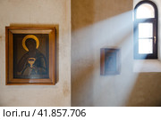 Лучи солнца падают на икону (2023 год). Редакционное фото, фотограф Юрий Коваль / Фотобанк Лори