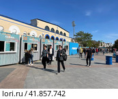 Фудкорт на Спортивной набережной в период проведения фестиваля "Приморские муссоны". Владивосток. Редакционное фото, фотограф Овчинникова Ирина / Фотобанк Лори