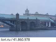 Moscow cityscape in the rain day. Concepts of beauty of capital and lifestyles. Andreyevsky / Pushkinsky Pedestrian Bridge. Way to Gorky Central Park of Culture and Leisure named after Maxim Gorky - 2020 год. Редакционное фото, фотограф YuryKara / Фотобанк Лори