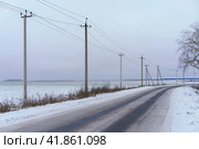 Заснеженная дорога в российской глубинке. Стоковое фото, фотограф YuryKara / Фотобанк Лори