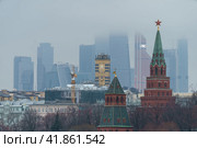 Downtown cityscape. Kremlin Towers, skyscrapers of modern business district in overcast winter day. Concept of combining past and present in the guise of a city (2019 год). Стоковое фото, фотограф YuryKara / Фотобанк Лори