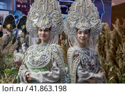 Девушки в кокошниках представляют Самарскую область во время выставки-форума "Россия" на ВДНХ в городе Москве, Россия (2023 год). Редакционное фото, фотограф Николай Винокуров / Фотобанк Лори