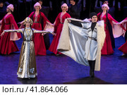 Артисты исполняют народный танец на сцене во время концерта Государственного заслуженного ансамбля песни и танца Республики Абхазии на сцене Международного дома музыки в городе Москве, Россия (2018 год). Редакционное фото, фотограф Николай Винокуров / Фотобанк Лори