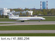 Советский самолет Ту-154Б-2 (RA-85605) в аэропрту Пулково солнечным майским днем. Санкт-Петербург (2022 год). Редакционное фото, фотограф Виктор Карасев / Фотобанк Лори