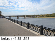 Вид с набережной Степана Разина на Нововолжский мост через Волгу. Город Тверь, Россия (2023 год). Редакционное фото, фотограф Елена Коромыслова / Фотобанк Лори