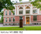 Mixed school formed Real Lyceum and bust of Eino Sakari Yrjo-Koskinen in Pyynikki Church Park, Tampere, Finland (2014 год). Редакционное фото, фотограф Алексей Антипов / Фотобанк Лори