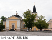 Tampere, Finland, 11 August, 2014: Old church on Tampere Central Square. Редакционное фото, фотограф Алексей Антипов / Фотобанк Лори