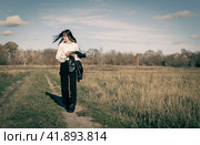 A young girl walks in a city park. Стоковое фото, фотограф Siarhei Starastau / Фотобанк Лори