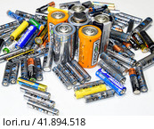 Salt and alkaline batteries, a source of energy for portable technology. AAA and AA batteries (2019 год). Редакционное фото, фотограф Леонид Еремейчук / Фотобанк Лори