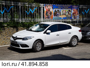 Parked car on the roadside of the city road Renault Fluence (2018 год). Редакционное фото, фотограф Леонид Еремейчук / Фотобанк Лори