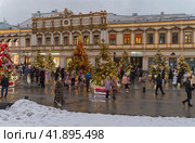 Выставыка дизайнерских новогодних елок на улице Кузнецкий Мост. Москва, Ежегодный городской  фестиваль "Путешествие в Рождество". (2023 год). Редакционное фото, фотограф Сергей Рыбин / Фотобанк Лори
