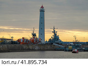 Старинный маяк в парке Патриот облачным ноябрьским утром. Кронштадт (2023 год). Редакционное фото, фотограф Виктор Карасев / Фотобанк Лори