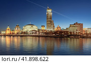 Московский международный Дом музыки (ММДМ). Ночь. Элитная гостиница Swissotel RedHills (2013 год). Редакционное фото, фотограф Юрий Кирсанов / Фотобанк Лори