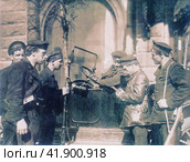 Матросский патруль проверяет документы. Петроград, 1919 год. Редакционное фото, фотограф Сергей Елизарьев / Фотобанк Лори