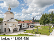 Старица, Тверская область, Россия, август 2021 года. Вид сверху на Церковь Иоанна Богослова и монастырскую трапезную и зеленый двор в Старицком мужском монастыре. Редакционное фото, фотограф Сергей Никифоров-Гордеев / Фотобанк Лори