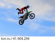 Moto freestyle jump rider on motorcycle. Стоковое фото, фотограф Юрий Бизгаймер / Фотобанк Лори