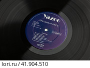 Музыкальный альбом группы Yazoo - Upstairs at Eric's  на виниле первое издание (2022 год). Редакционное фото, фотограф Станислав Кноп / Фотобанк Лори