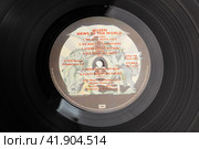 Музыкальный альбом группы Queen - news of the world на виниле первое издание (2021 год). Редакционное фото, фотограф Станислав Кноп / Фотобанк Лори