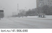 Дорога с автомобилями и пешеходами в зимнем городе. Городской пейзаж. Сильный снегопад. Низкая видимость в снежную погоду. Ускоренная съемка, таймлапс. Москва, Россия, 3 декабря 2023. Редакционное видео, видеограф Ирина / Фотобанк Лори