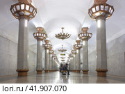 Станция метро Юнус Раджаби в Ташкенте, Узбекистан. Central hall of Yunus Rajabiy metro station in Uzbekistan line, Tashkent. Interior view. (2023 год). Редакционное фото, фотограф Александр Кузнецов / Фотобанк Лори