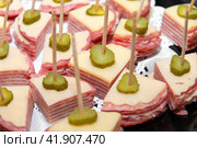 Канапе с колбасой, мясом, сыром, и маринованными огурцами .  Закуска на шпажках. Стоковое фото, фотограф Pukhov K / Фотобанк Лори