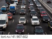 Автомобили едут по Московской кольцевой автомобильной  дороге (МКАД), Россия. Редакционное фото, фотограф Николай Винокуров / Фотобанк Лори