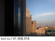 Здание МИД РФ и окрестности, вид из окна соседнего дома. Building of Foreign Ministry of Russia as it is seen from the window. Summer sunset view. (2021 год). Редакционное фото, фотограф Александр Кузнецов / Фотобанк Лори