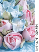 Zephyr bouquet of flowers in a gift box on a light background. Zephyr with a minimum amount of sugar. a natural product. Стоковое фото, фотограф Ирина Ручушкина / Фотобанк Лори