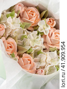 Zephyr bouquet of flowers in a gift box on a light background. Zephyr with a minimum amount of sugar. a natural product. Стоковое фото, фотограф Ирина Ручушкина / Фотобанк Лори