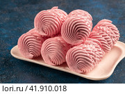 Strawberry marshmallows or marshmallows with a cup of tea. Natural Dietary Marshmallows. Стоковое фото, фотограф Ирина Ручушкина / Фотобанк Лори