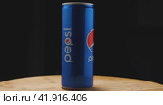 Синяя алюминиевая банка Pepsi на кухонной доске, на черном фоне. Камера летает вокруг. Эффект параллакса. Россия, Краснодар, 24 декабря 2021 года. Редакционное видео, видеограф Воловодов Владимир / Фотобанк Лори