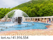 Fountain of Smirnovsky Geyser on a summer day, Zheleznovodsk, Russia (2023 год). Редакционное фото, фотограф EugeneSergeev / Фотобанк Лори