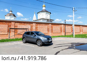 Nissan Qashqai next the Nativity Bobrenev convent in Staroe Bobrenevo, Kolomna district, Moscow region (2023 год). Редакционное фото, фотограф FotograFF / Фотобанк Лори
