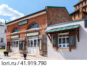 Kolomna Kalach shop next the Kolomna Kremlin in summer. Kolomna Kalach Museum (2023 год). Редакционное фото, фотограф FotograFF / Фотобанк Лори