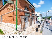 Kolomna Kalach shop next the Kolomna Kremlin in summer. Kolomna Kalach Museum (2023 год). Редакционное фото, фотограф FotograFF / Фотобанк Лори