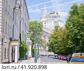 Вид на жилой дом «Патриарх» со стороны Ермолаевского переулка. Москва. Россия (2023 год). Редакционное фото, фотограф E. O. / Фотобанк Лори