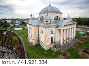View on Borisoglebsky Cathedral from Candle (Svechnaya) Tower in Novotorzhsky Borisoglebsky Monastery in Torzhok, Russia (2023 год). Стоковое фото, фотограф FotograFF / Фотобанк Лори