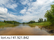 Осенний пейзаж озеро лес и облачное небо. Стоковое фото, фотограф Оксана Владимировна Грачева / Фотобанк Лори