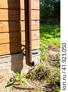 The new plastic rainwater drain pipe on a wooden house. Стоковое фото, фотограф FotograFF / Фотобанк Лори