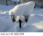 Street lamp cowererd by snow (2018 год). Стоковое фото, фотограф Tamara Sushko / Фотобанк Лори
