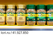 Coffee Jacobs Monarch in glass jars on a store shelf (2023 год). Редакционное фото, фотограф FotograFF / Фотобанк Лори