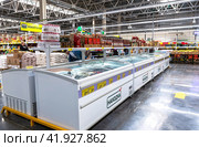 Interior of the Nakhodka grocery store. Nakhodka is a Russian retail discounter with low prices (2023 год). Редакционное фото, фотограф FotograFF / Фотобанк Лори