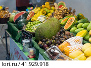 Таиланд. Као-Лак. Торговля фруктами на рынке. Thailand. Kao-Lak. Fruit trading on the market. (2023 год). Стоковое фото, фотограф Алексей Смышляев / Фотобанк Лори