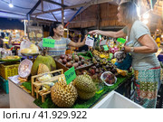 Таиланд. Као-Лак. Торговля фруктами на рынке. Thailand. Kao-Lak. Fruit trading on the market. (2023 год). Редакционное фото, фотограф Алексей Смышляев / Фотобанк Лори