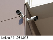 Security camera on the wall of an office building. Стоковое фото, фотограф Aleksandra Selivanova / Фотобанк Лори