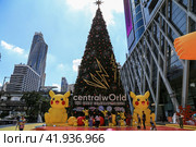 Праздничные декорации возле торгового центра Central World, Бангкок, Таиланд (2024 год). Редакционное фото, фотограф Римма Тельнова / Фотобанк Лори