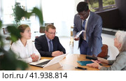 Angry african man shouting at his business partners sitting around table in conference room. Стоковое видео, видеограф Яков Филимонов / Фотобанк Лори