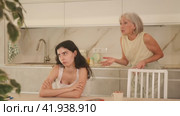 Aggrieved elderly woman having quarrel with her daughter at home. Elderly mother expresses claims to adult daughter. Стоковое видео, видеограф Яков Филимонов / Фотобанк Лори