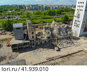 Вид с высоты на снос элеватора в городе Кирове (аэросъемка 2020 года) Редакционное фото, фотограф Владислав Самошкин / Фотобанк Лори